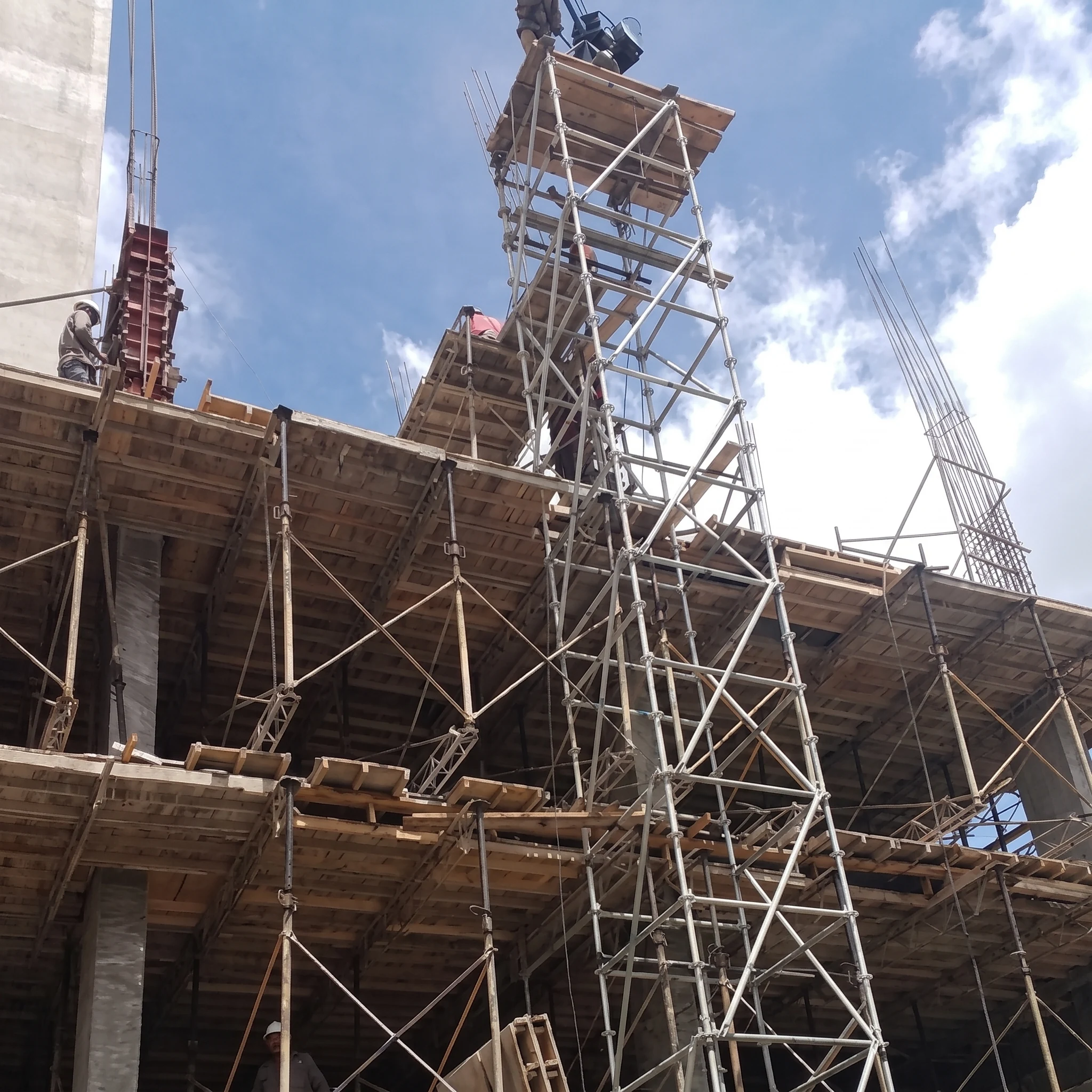 Under construction, the structure rises in concrete porticoes that keep the floor plans open to reconfigure the apartment types.