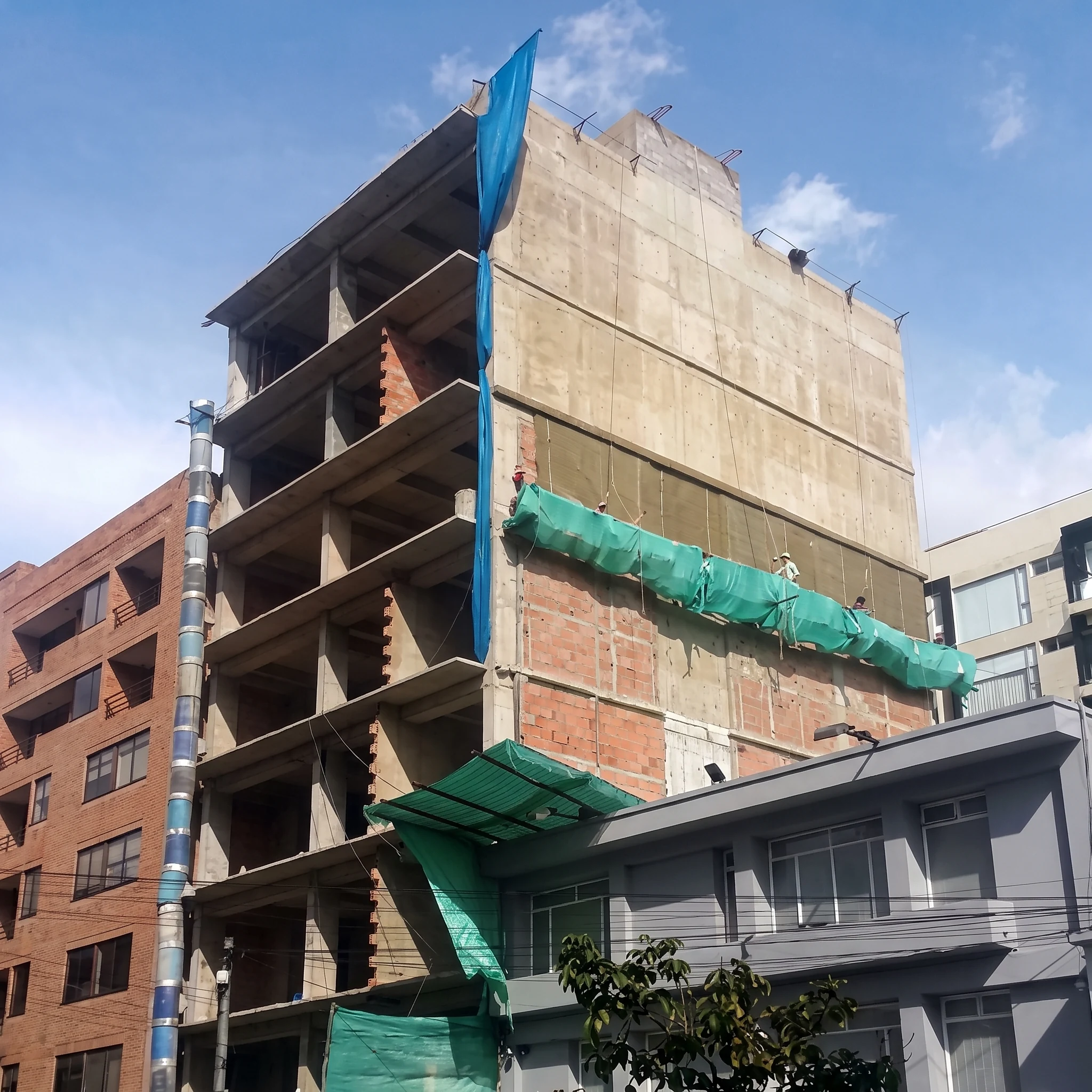 The compact, slender volume fitted to the width of the lot, set between its two neighbors.