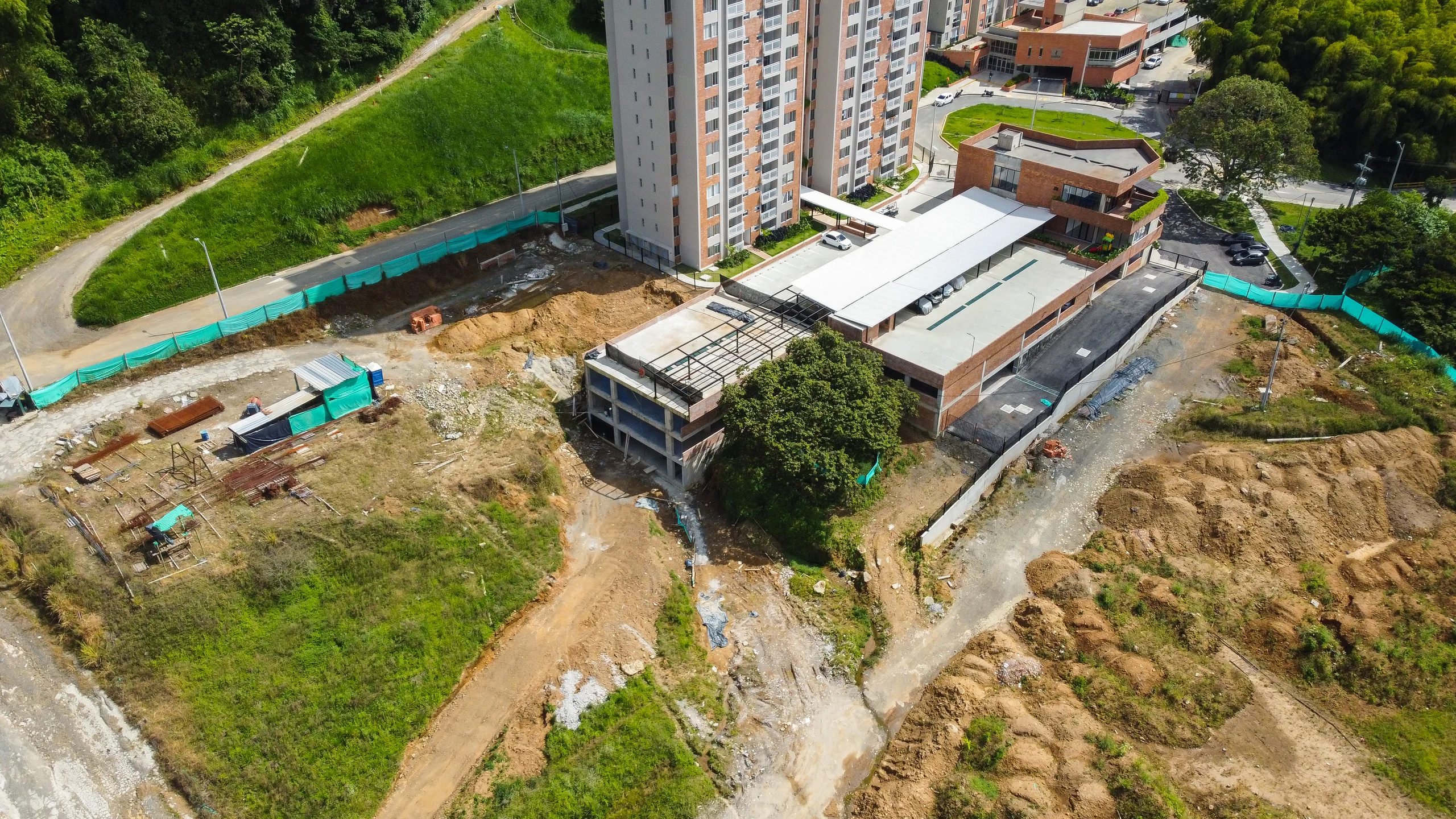 Oblique aerial during construction. The platform extends towards the next stage while the first tower is already inhabited.