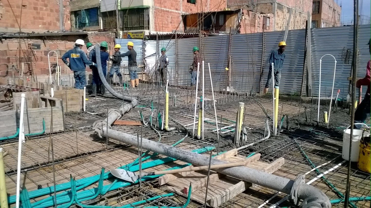 Another slab-pouring day, with concrete pumping and the coordinated work of the crew on site.