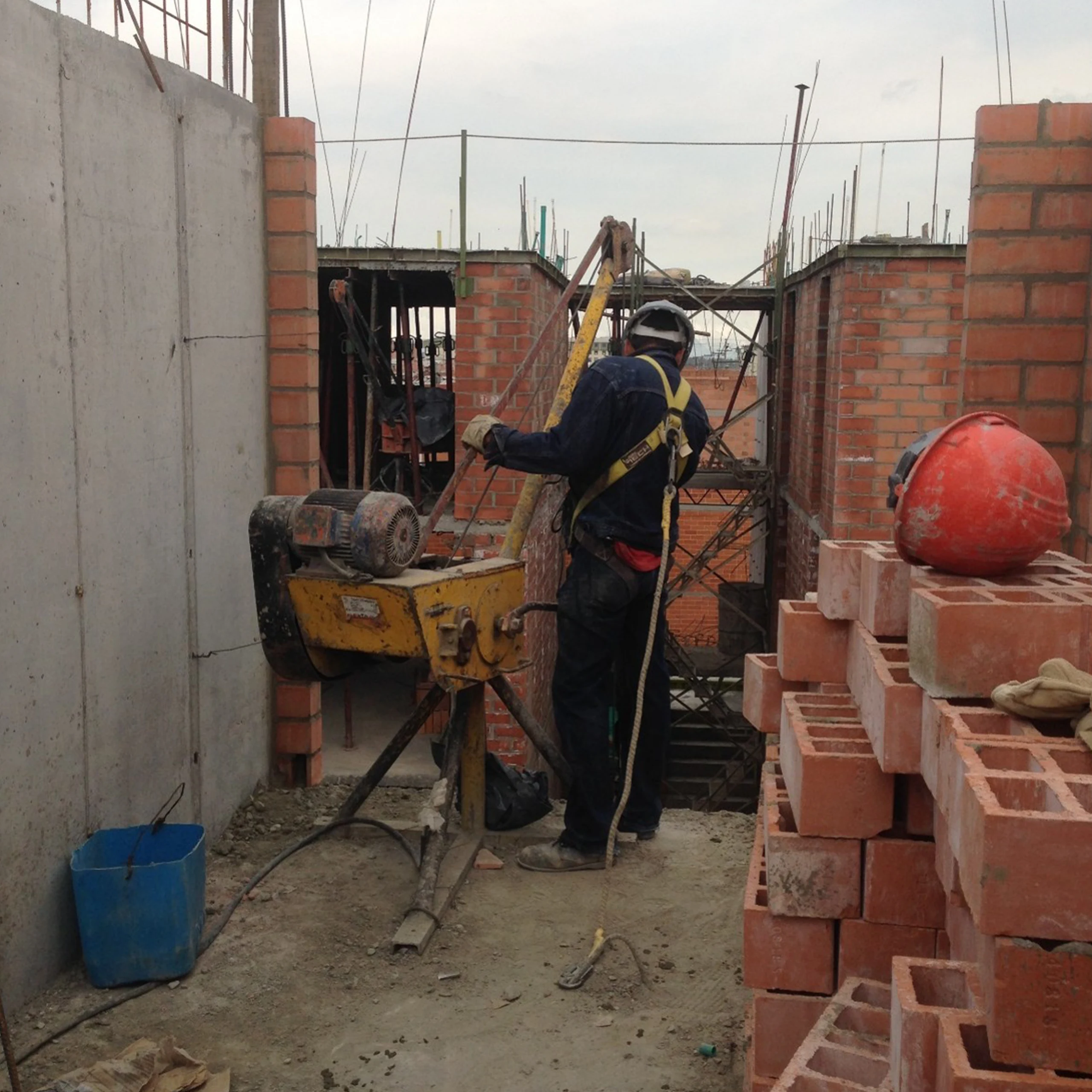The same working front at height, with the brick bond and the bracing between load-bearing walls.